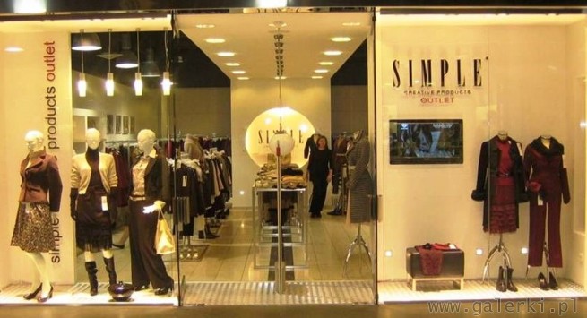 Simple to sklep wiodącej polskiej firmy proponującej kobietom modną odzież dwóch ...